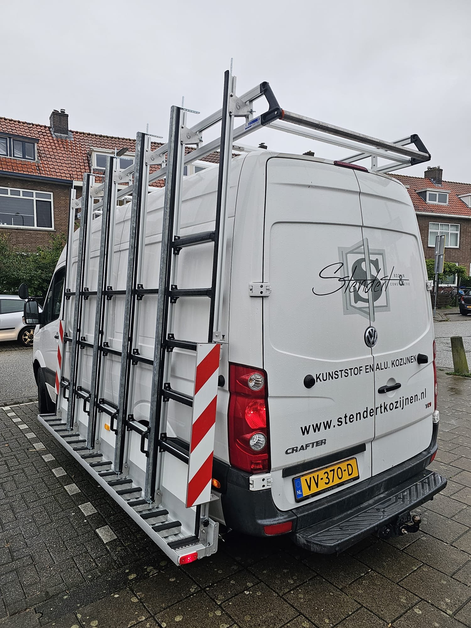Bedrijfsbus van Stendert Kozijnen met glasrek voor kozijnen en beglazing