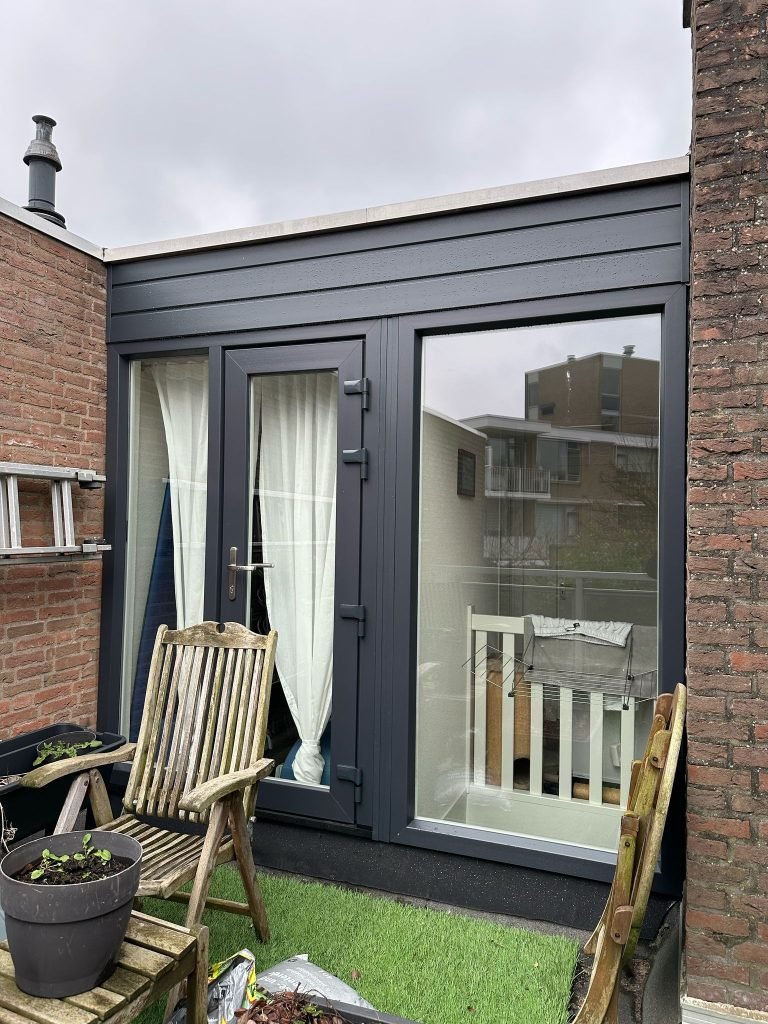 Kunststof kozijn in moderne woning geplaatst door Stendert Kozijnen – duurzaam en onderhoudsvrij.
