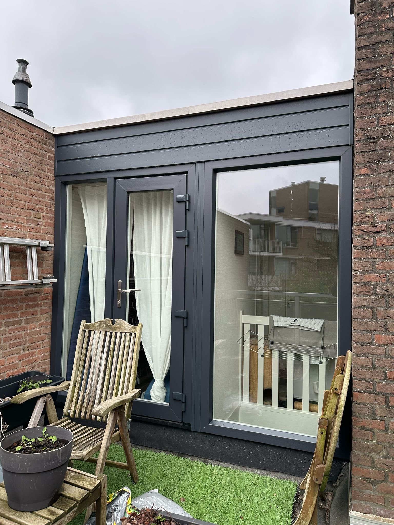 Antraciete pui met deurkozijn en vast glas, geplaatst door Stendert Kozijnen