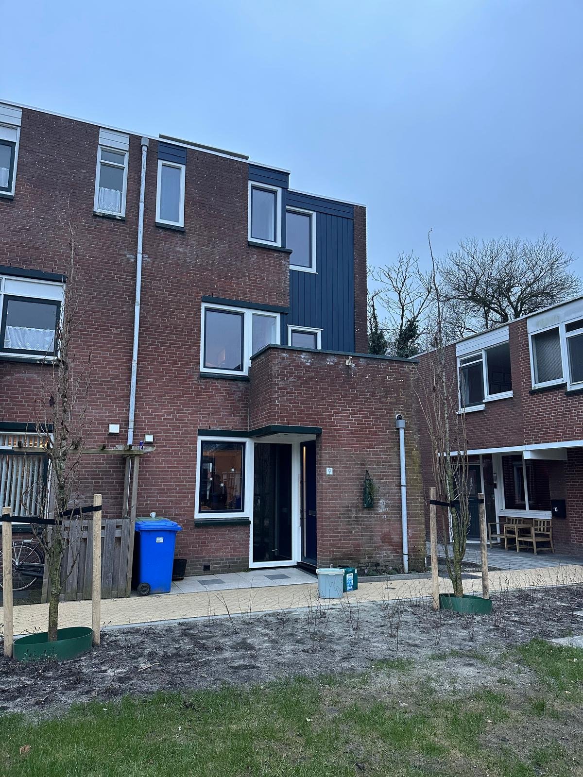Woning met nieuwe donkere kunststof kozijnen