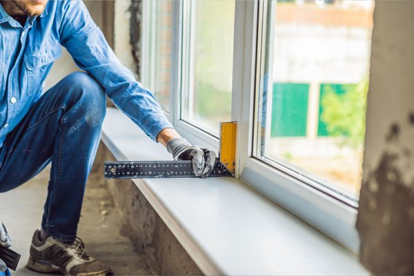 Vakman van Stendert Kozijnen maakt kunststof kozijn op maat in de werkplaats