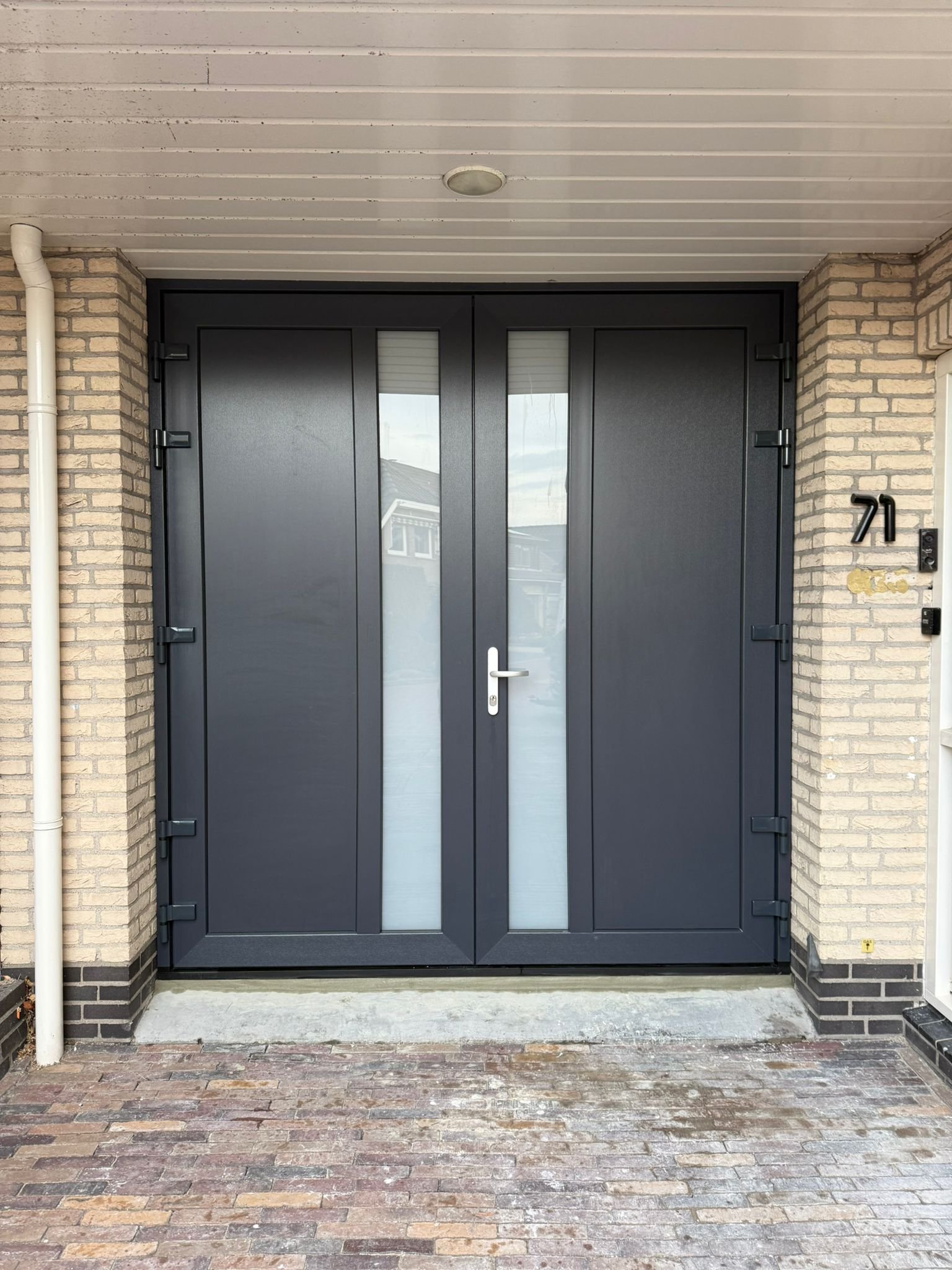 Antraciete dubbele openslaande deuren met matglas panelen