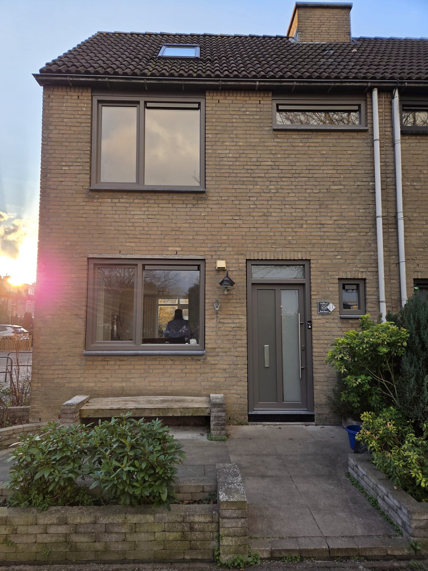 Woning met nieuwe kunststof kozijnen en voordeur