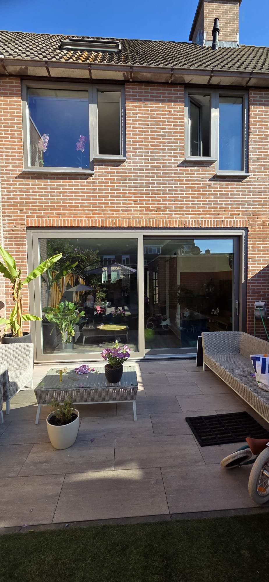 Complete gevelrenovatie met nieuwe kozijnen, deuren en Keralit gevelbekleding in Hellevoetsluis