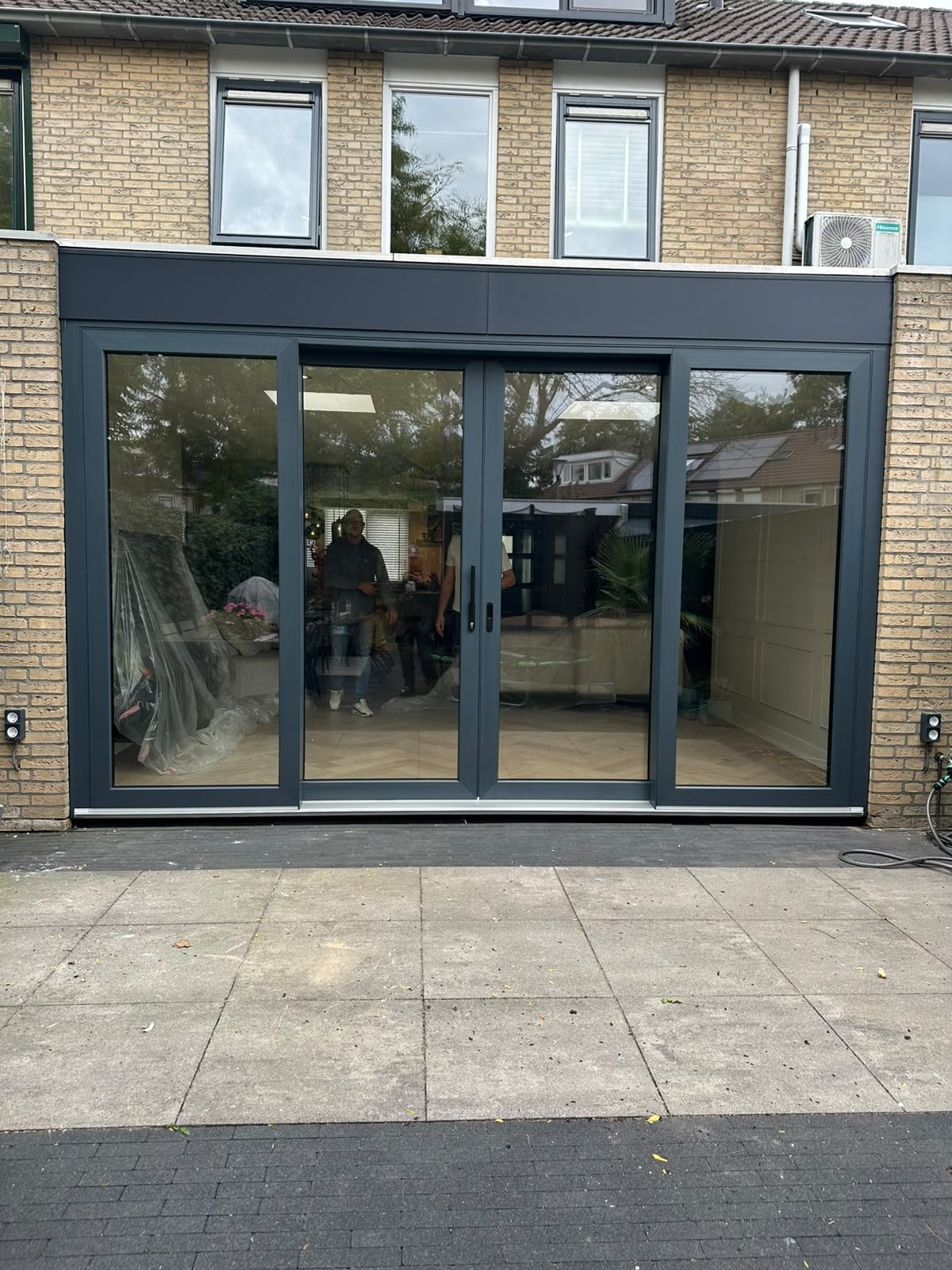 Antraciete schuifpui met nieuwe trespa boei geplaatst in Oud-Beijerland